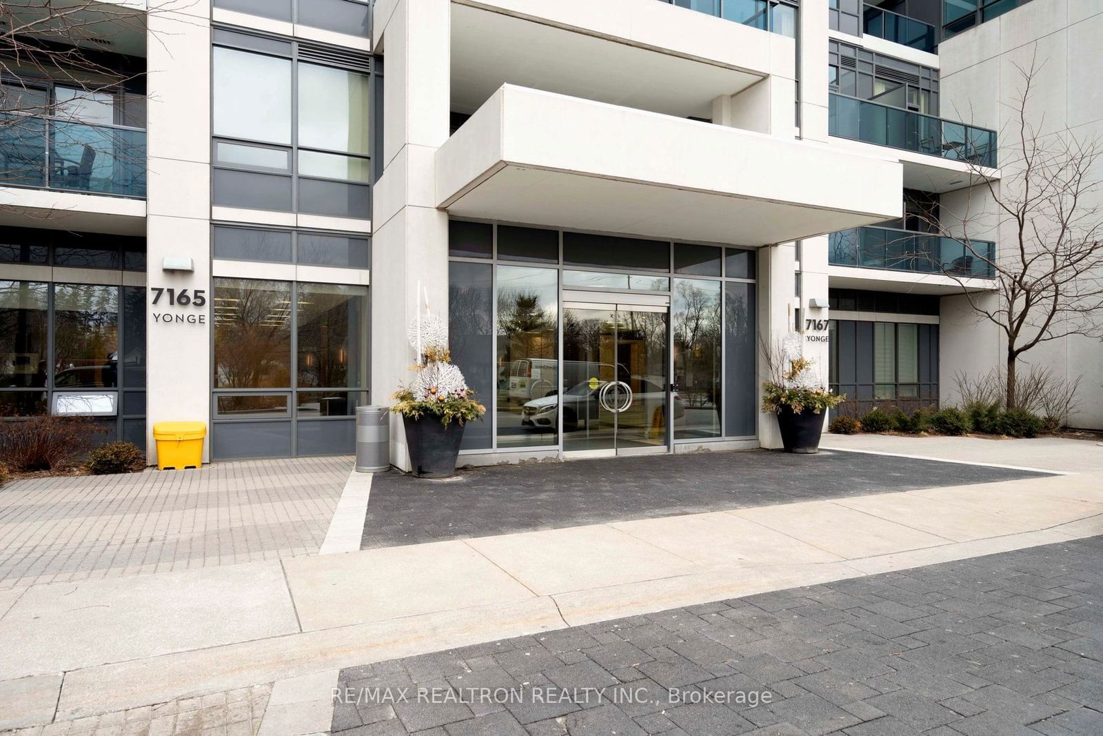 7165 Yonge St, unit 212 for sale