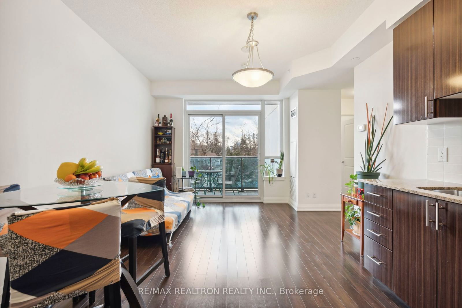 7165 Yonge St, unit 212 for sale