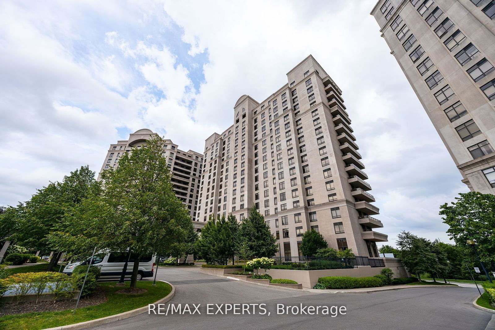 9245 Jane St, unit 414 for sale