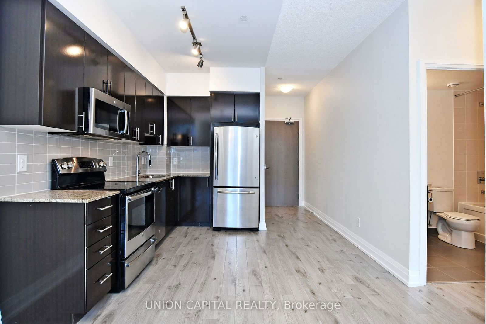 7165 Yonge St, unit 831 for rent - image #10