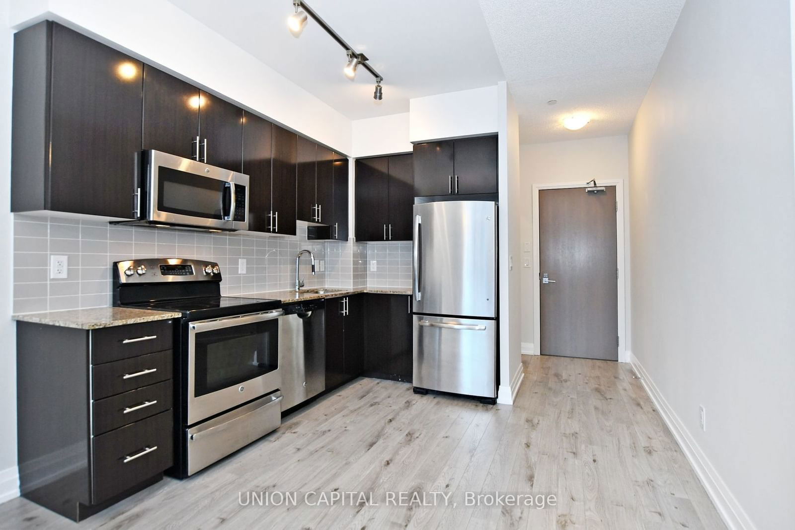 7165 Yonge St, unit 831 for rent - image #11