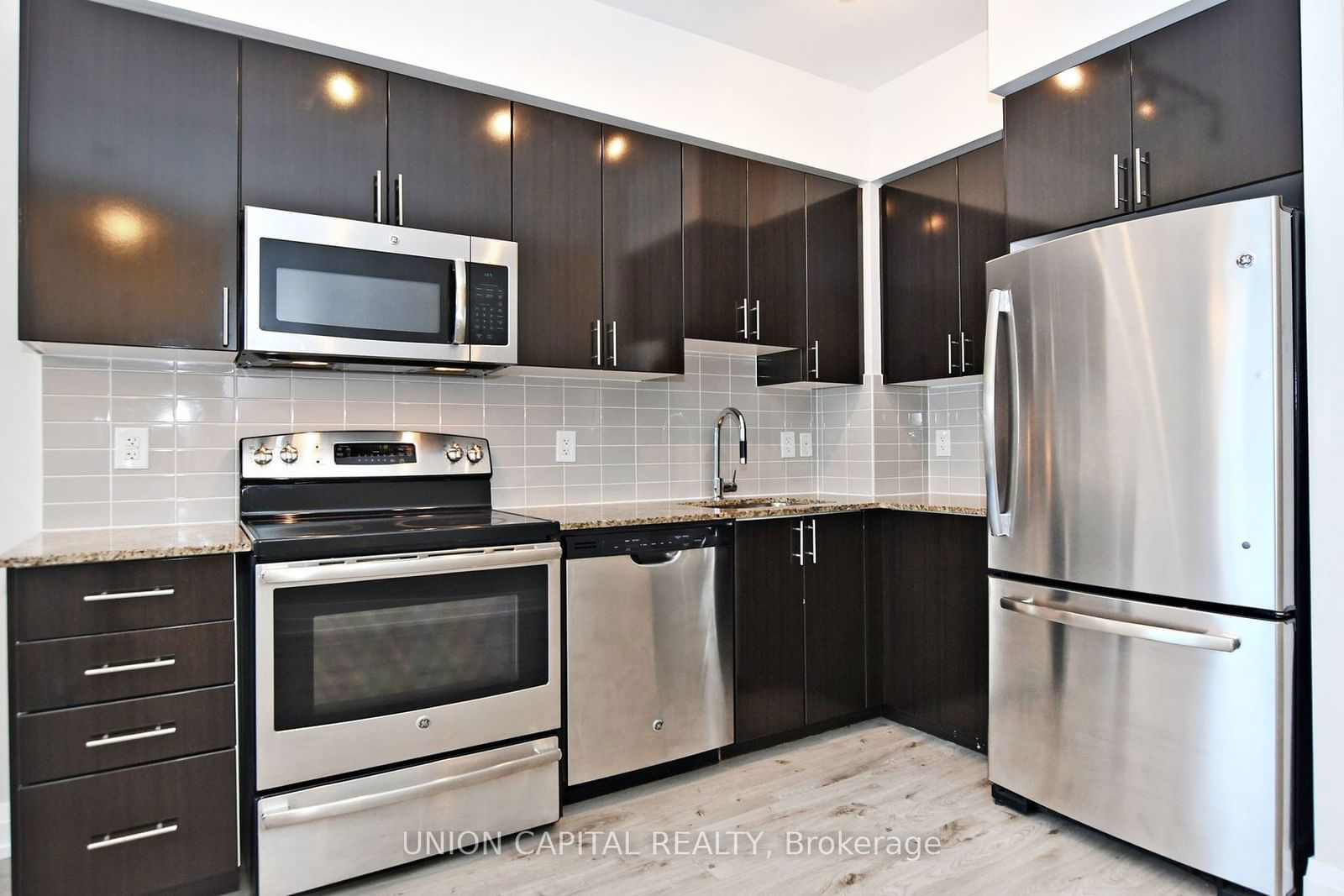 7165 Yonge St, unit 831 for rent - image #12