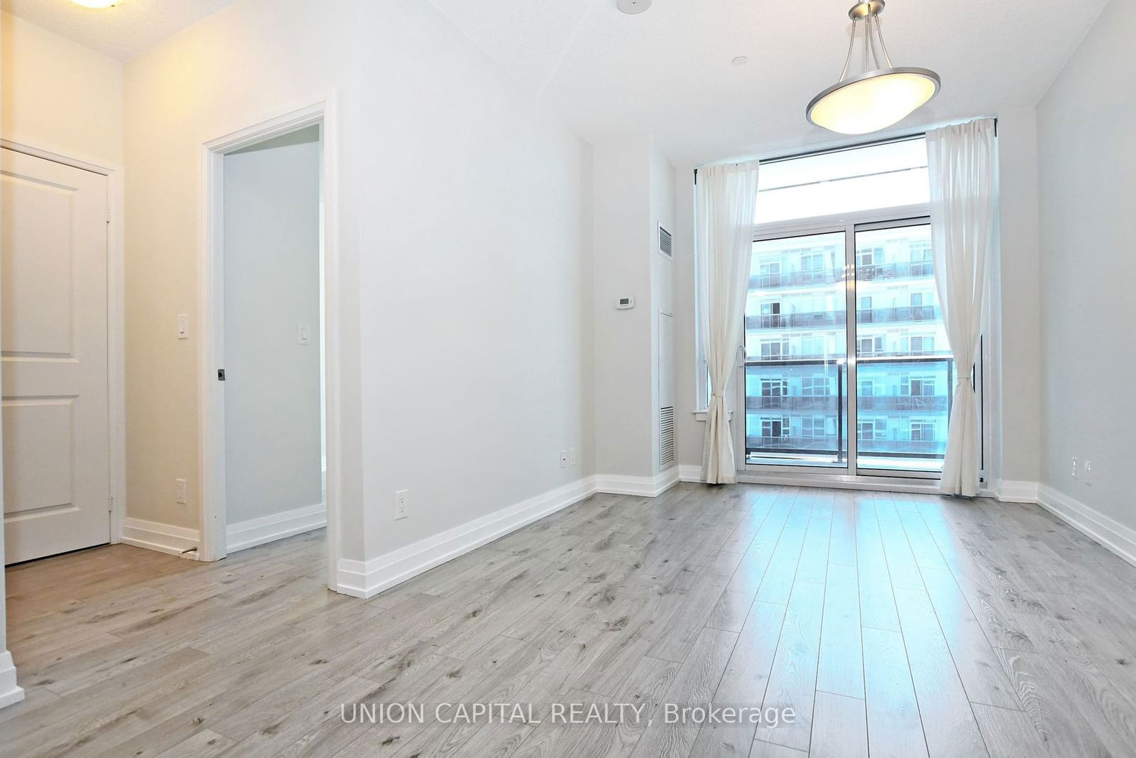 7165 Yonge St, unit 831 for rent - image #18