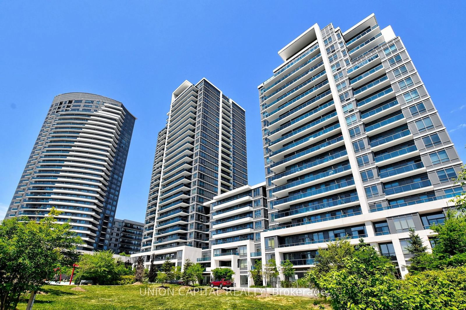 7165 Yonge St, unit 831 for rent - image #2