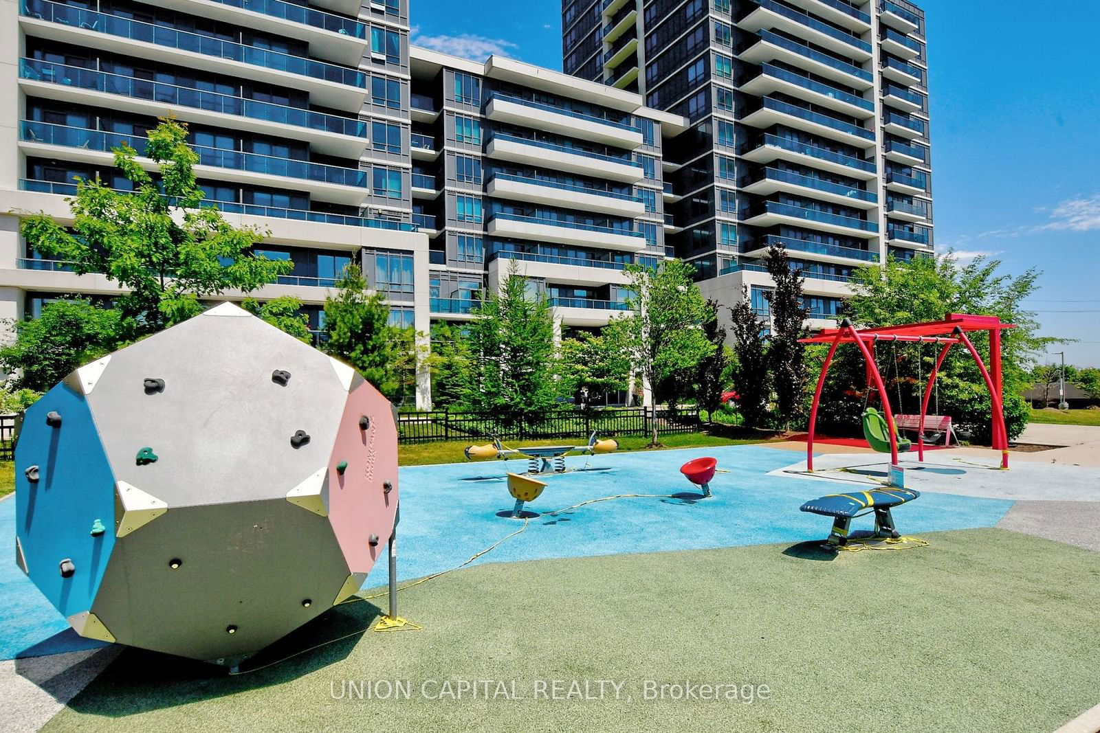 7165 Yonge St, unit 831 for rent - image #4