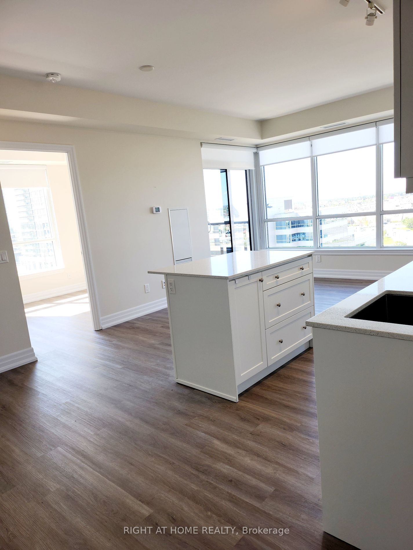 9075 Jane St St, unit 908 for rent - image #10