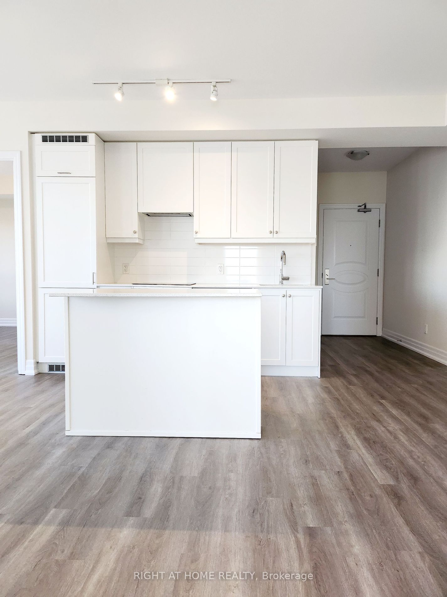 9075 Jane St St, unit 908 for rent