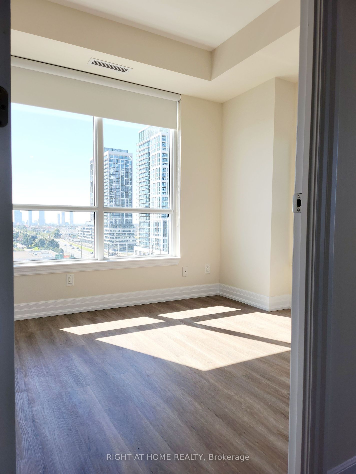 9075 Jane St St, unit 908 for rent - image #8