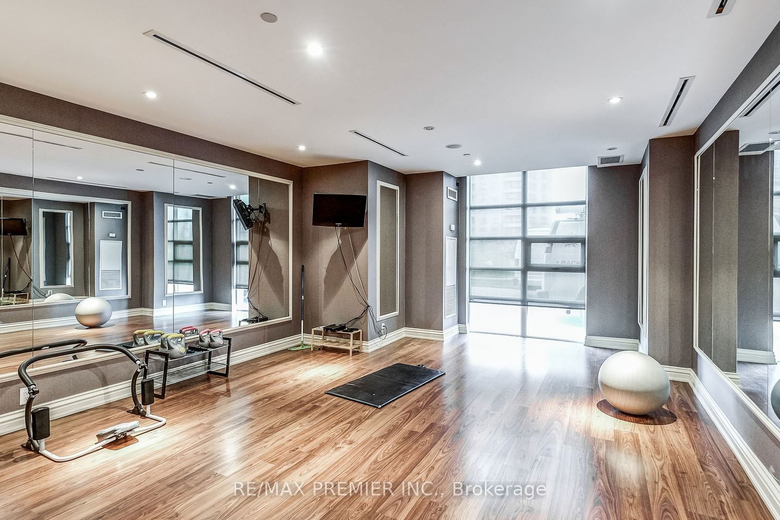 9235 Jane St, unit 208 for sale - image #8