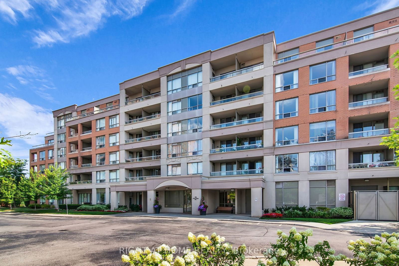 19 Northern Heights Dr, unit 404 for sale - image #1