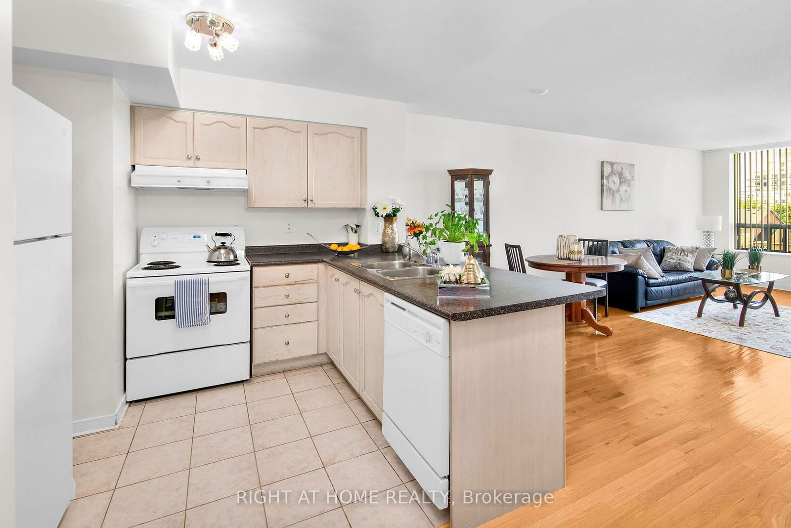 19 Northern Heights Dr, unit 404 for sale - image #5