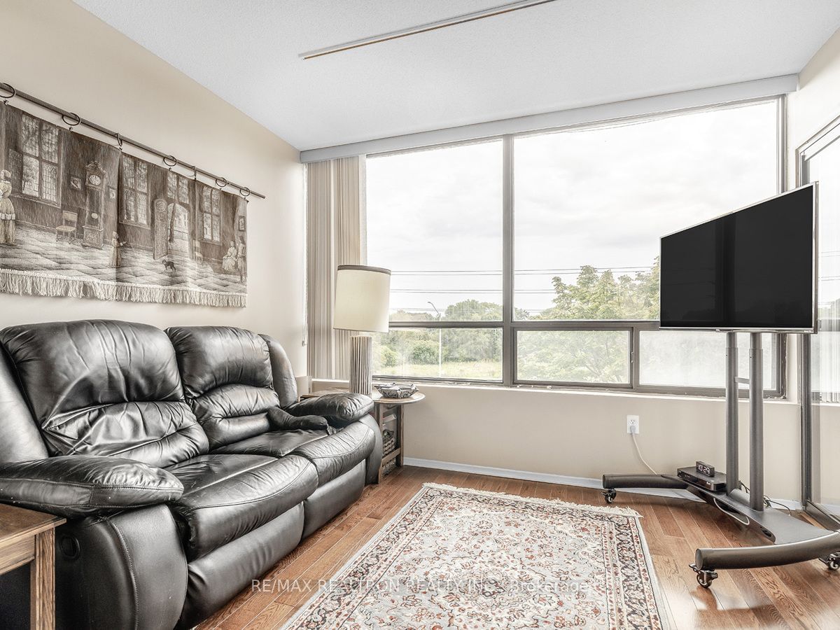 7460 Bathurst St, unit 407 for sale - image #3