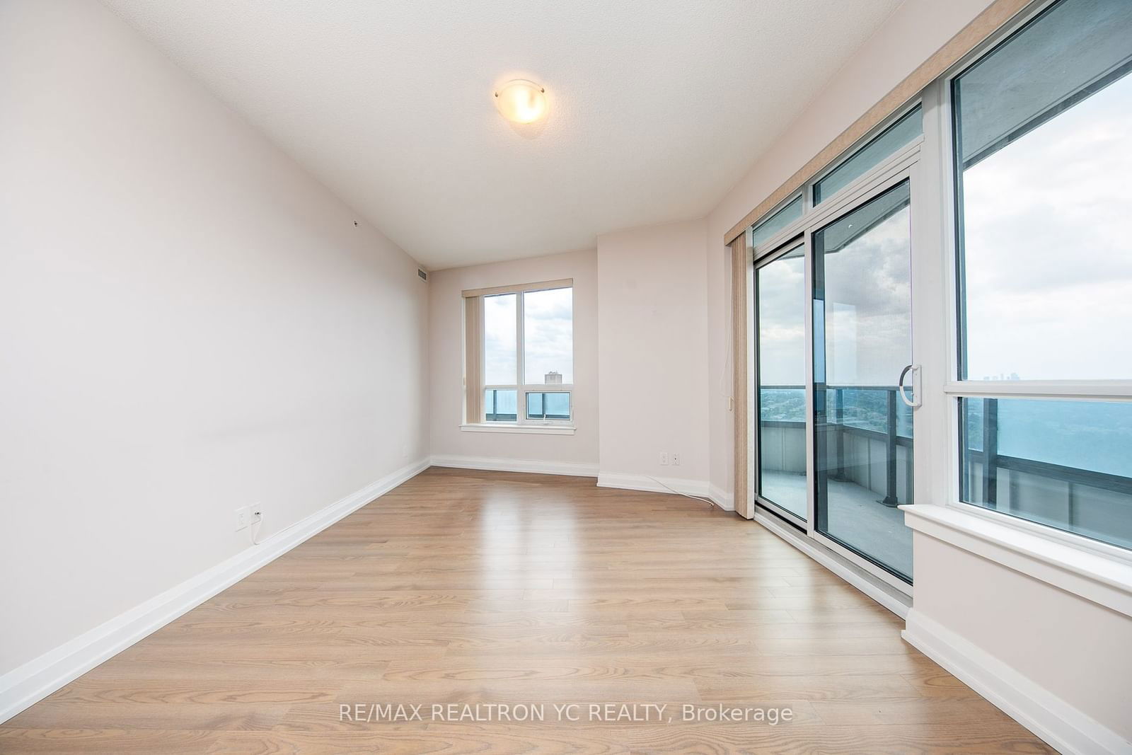 7171 Yonge St, unit 2008 for rent - image #3