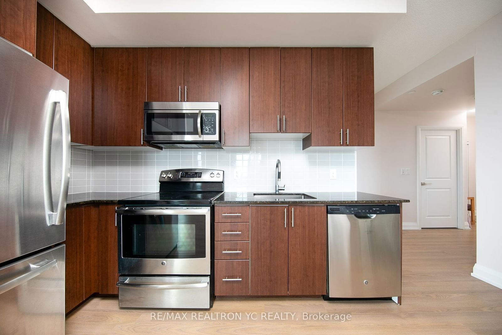 7171 Yonge St, unit 2008 for rent - image #5