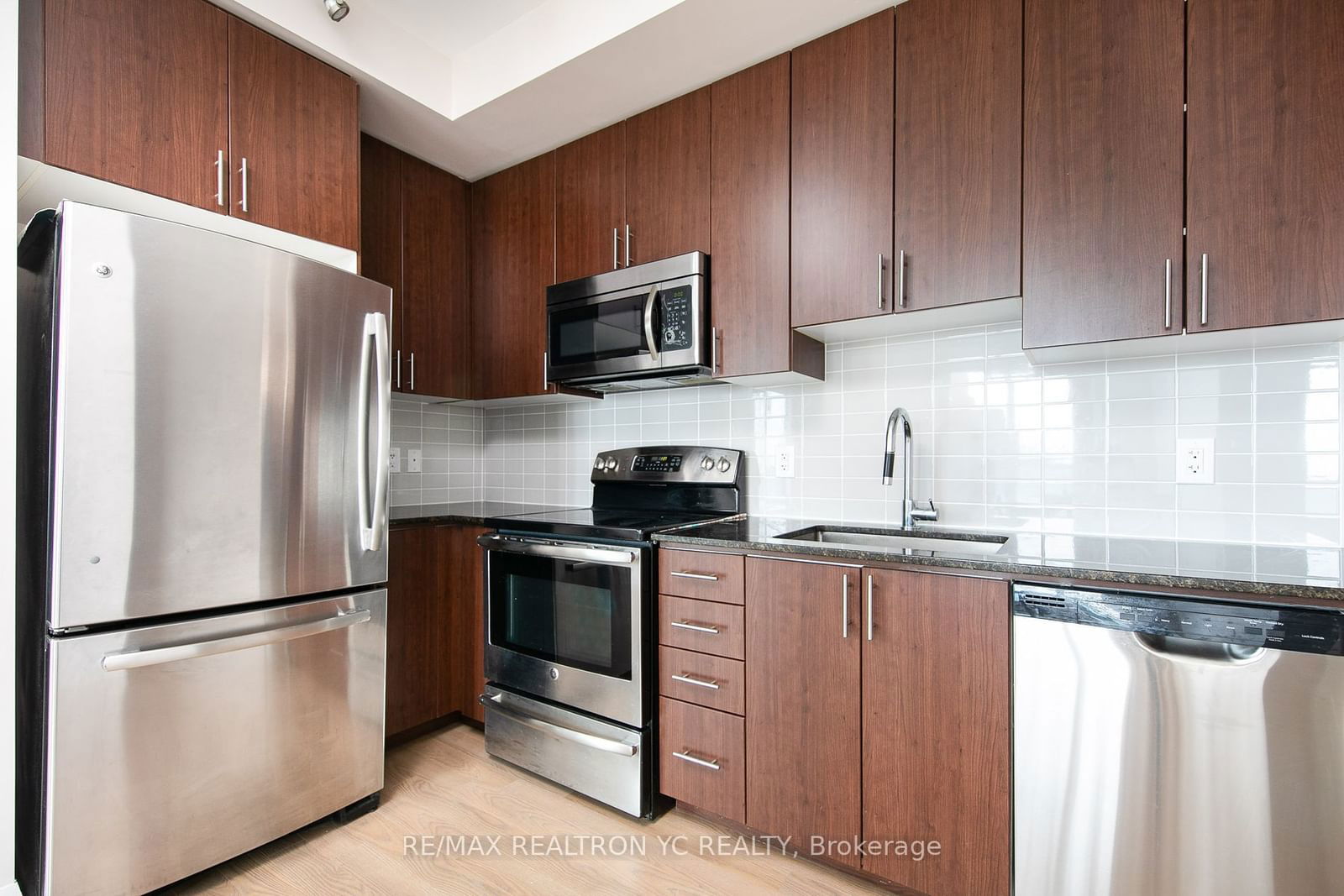 7171 Yonge St, unit 2008 for rent - image #6