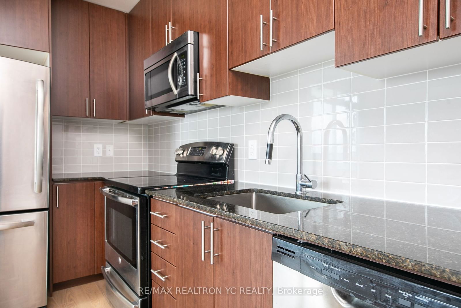 7171 Yonge St, unit 2008 for rent - image #7