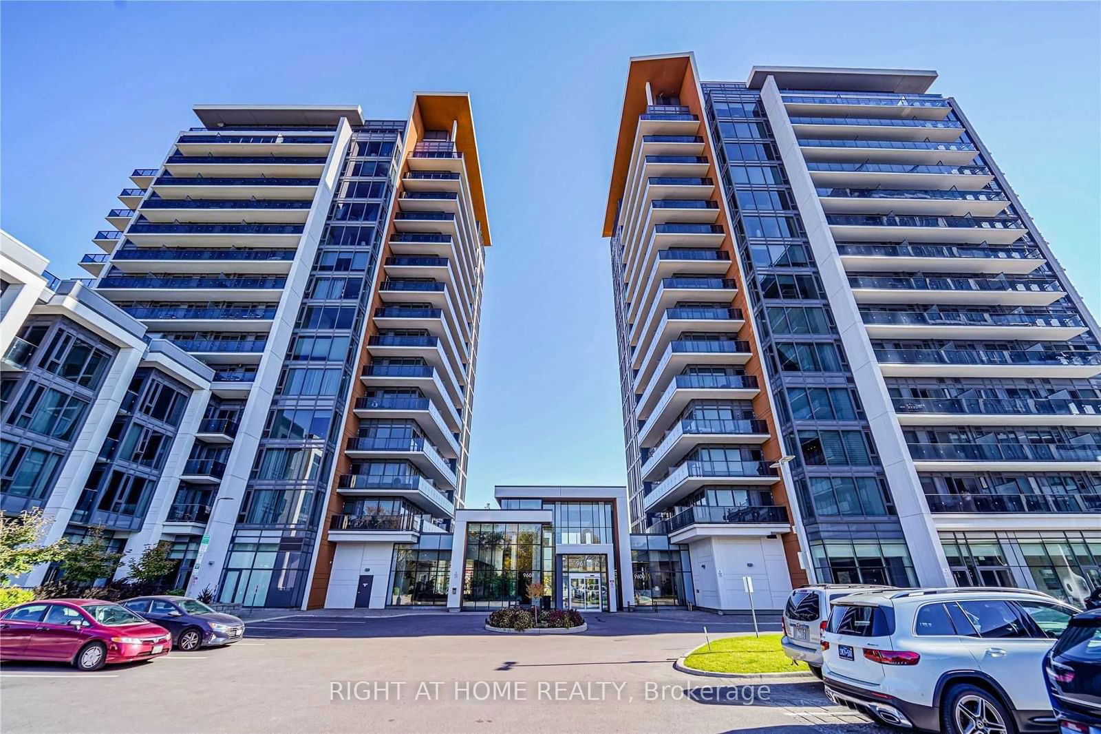 9600 Yonge St, unit 301 for sale