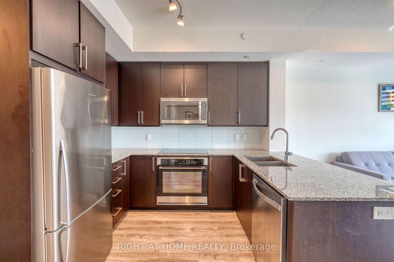 9600 Yonge St, unit 301 for sale