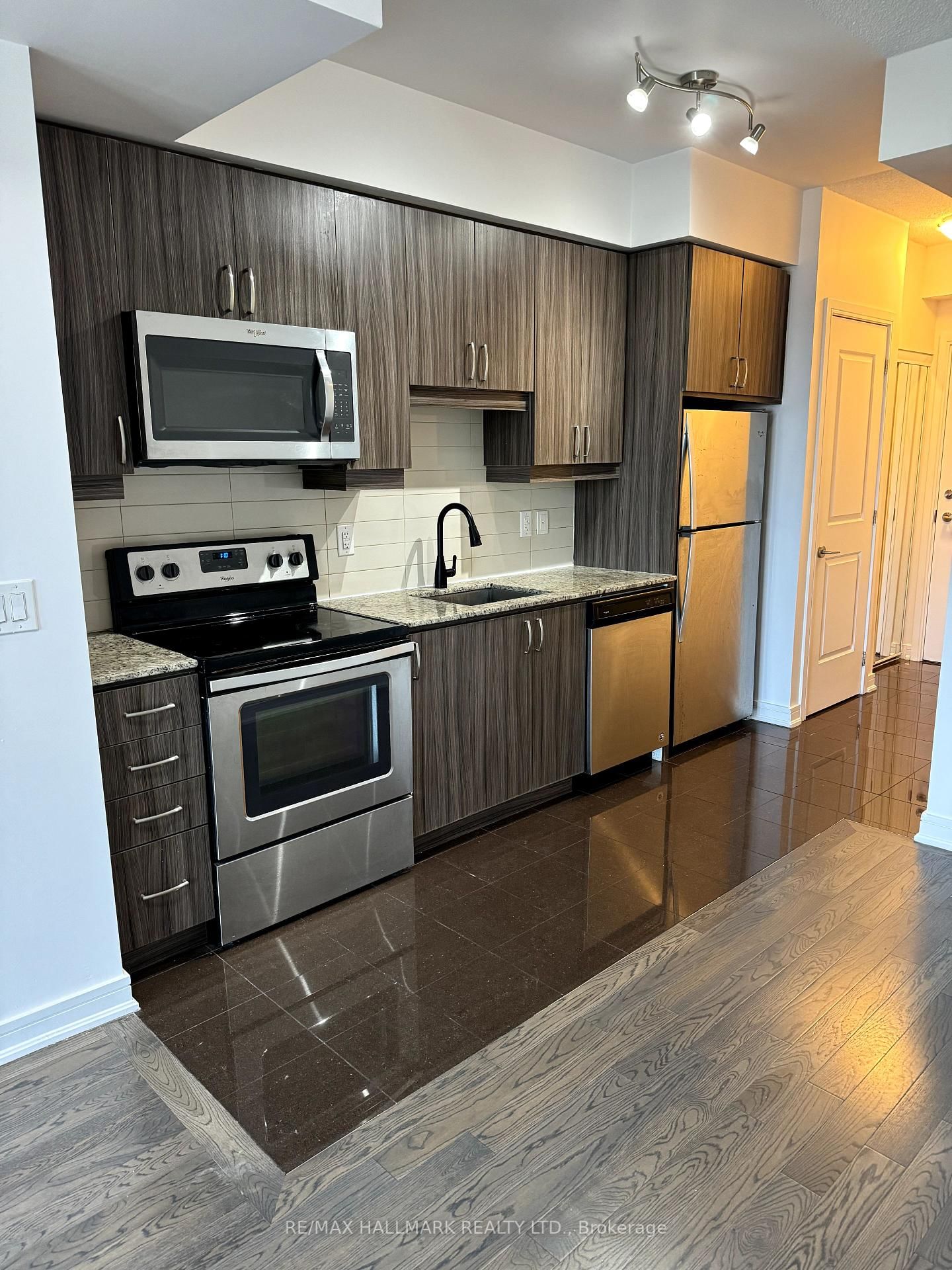 9205 Yonge St, unit 1701 for rent - image #4