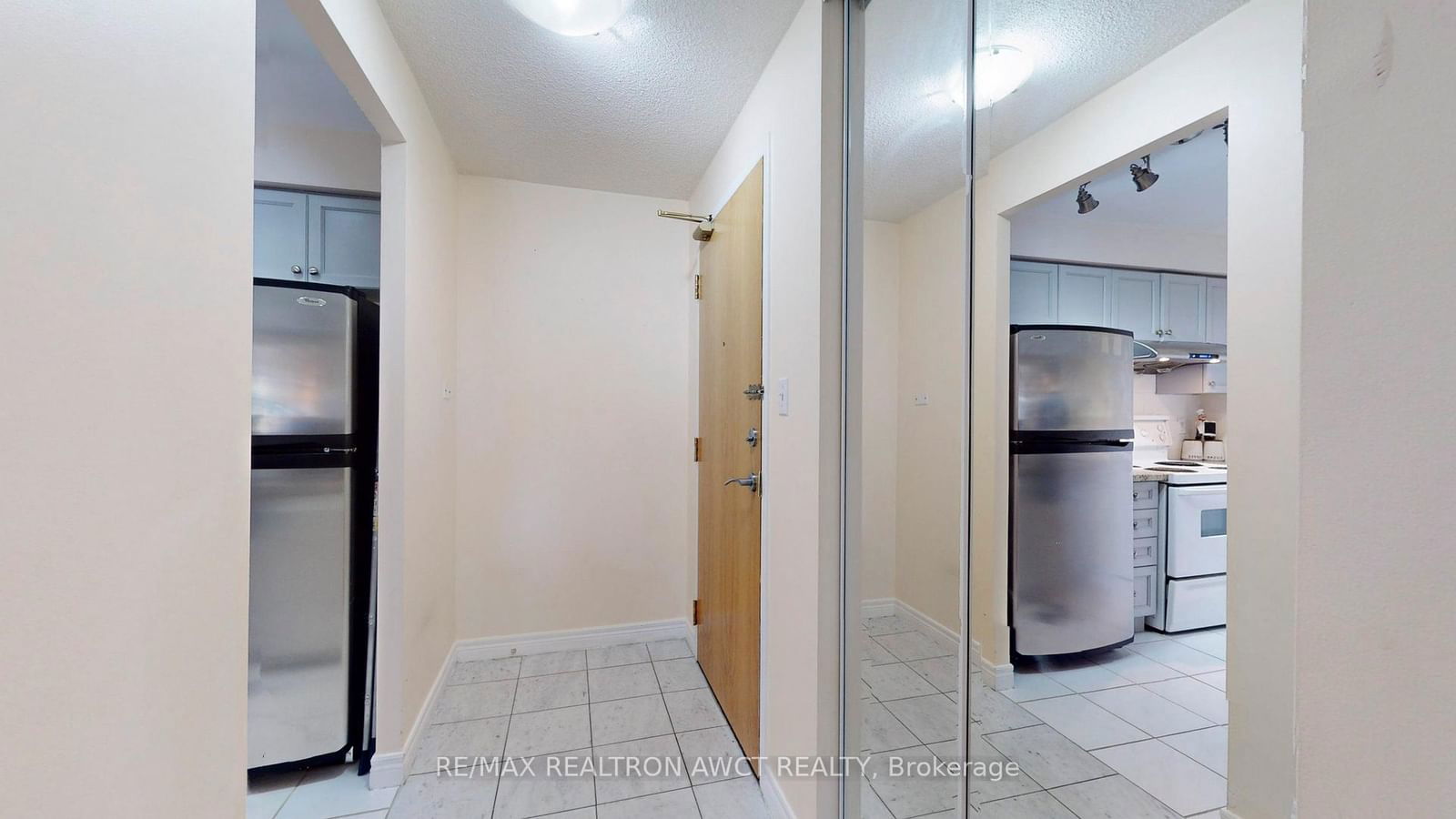 399 South Park Rd, unit 205 for sale - image #2