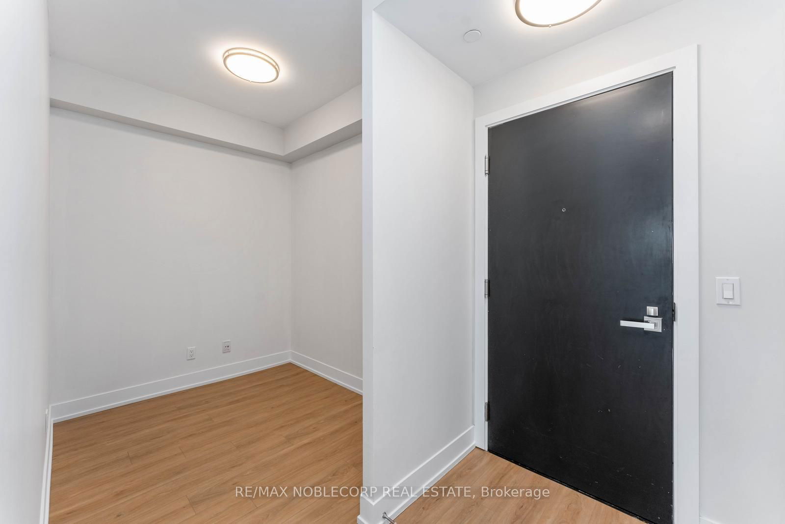 9471 Yonge St, unit 908 for sale - image #3