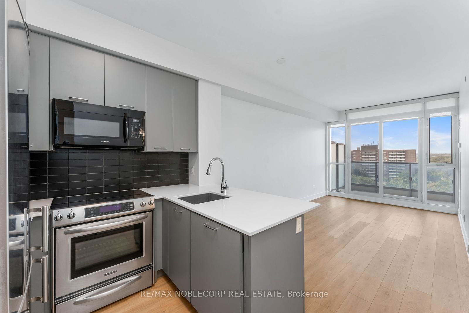 9471 Yonge St, unit 908 for sale - image #6