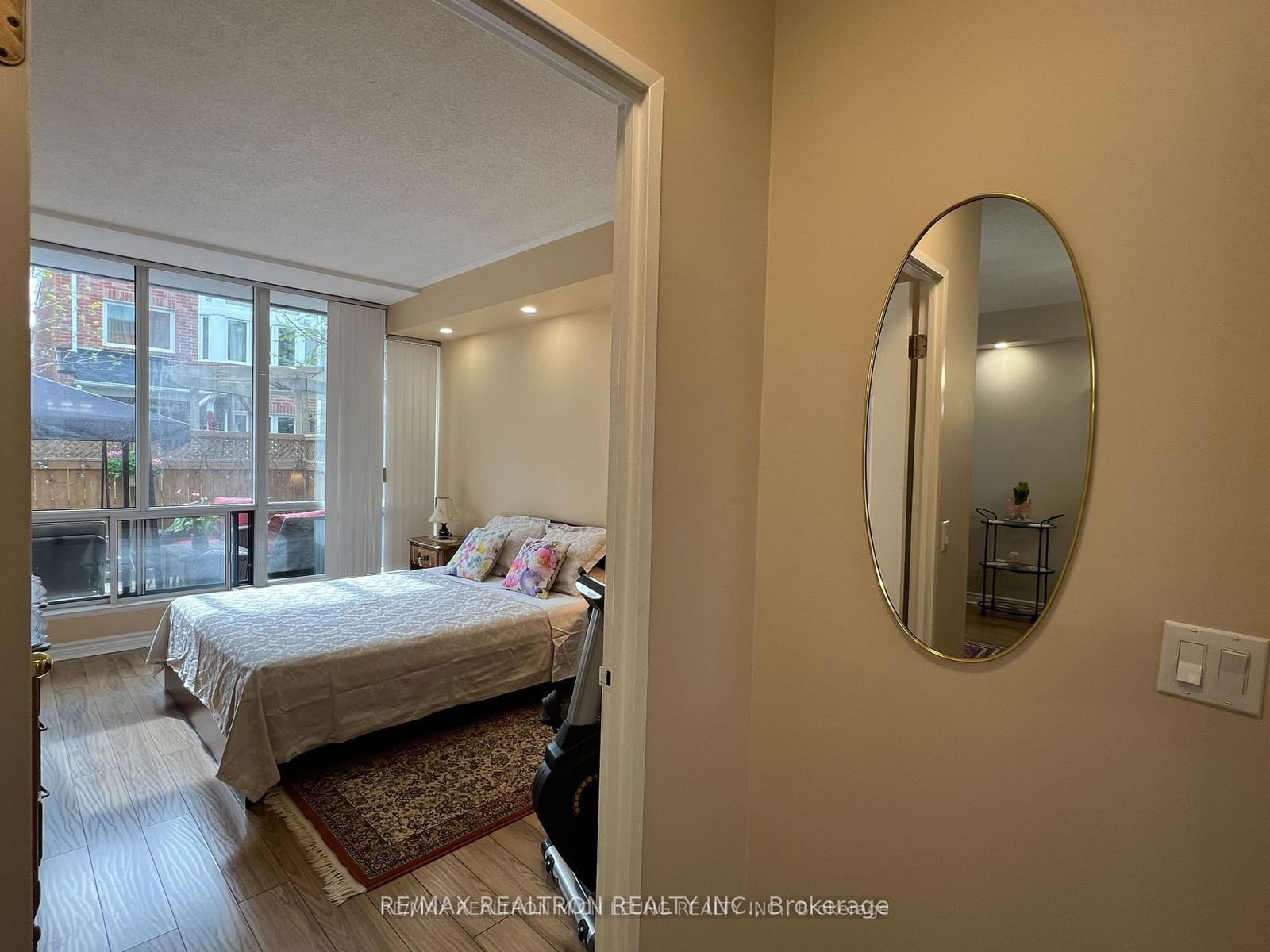 7378 Yonge St, unit 111 for sale