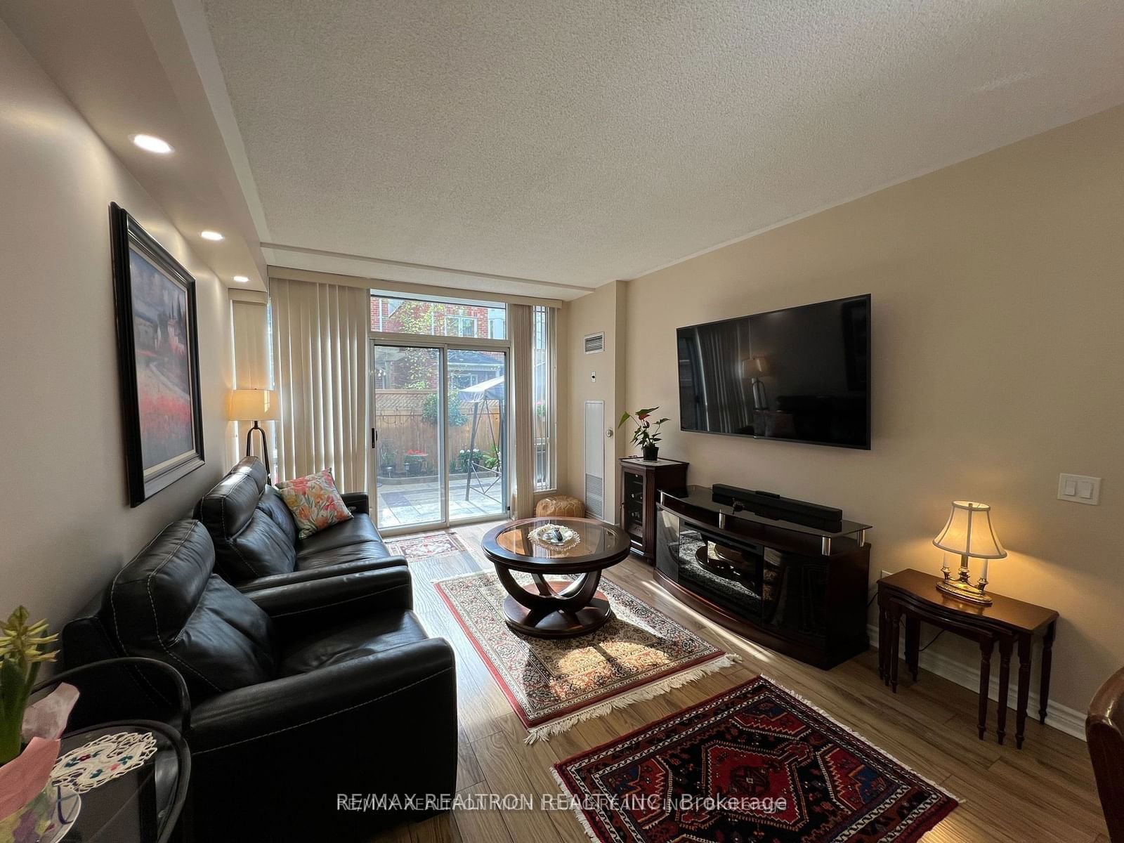 7378 Yonge St, unit 111 for sale