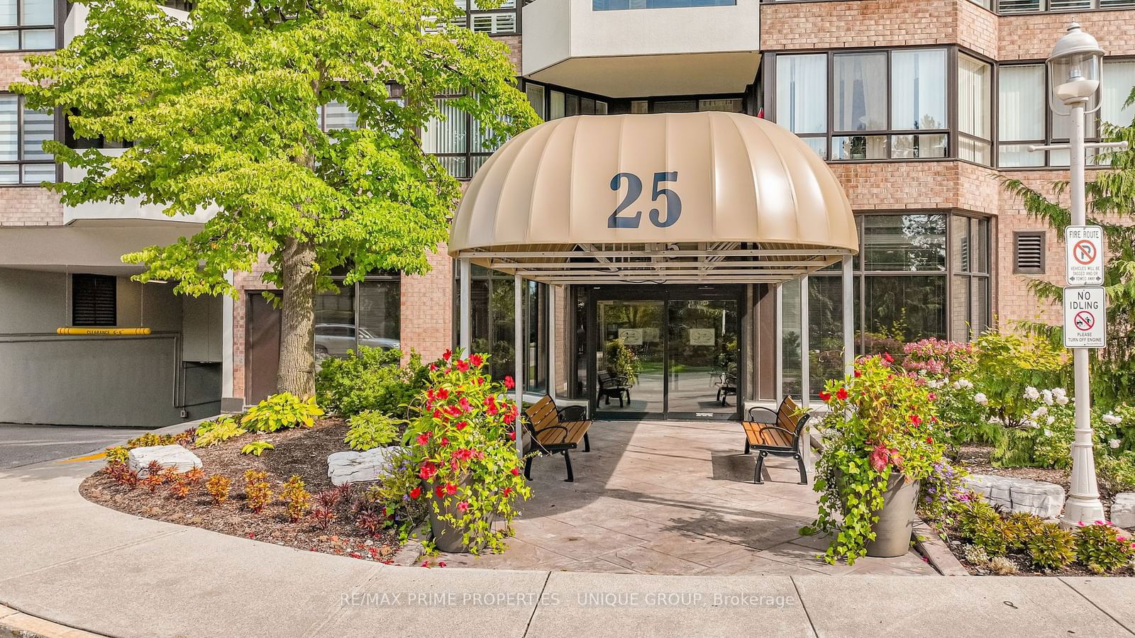 25 Austin Dr, unit 827 for sale - image #3