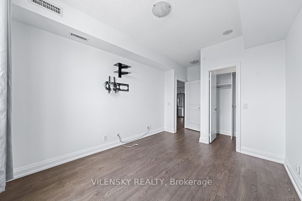 7890 Bathurst St, unit 412 for rent