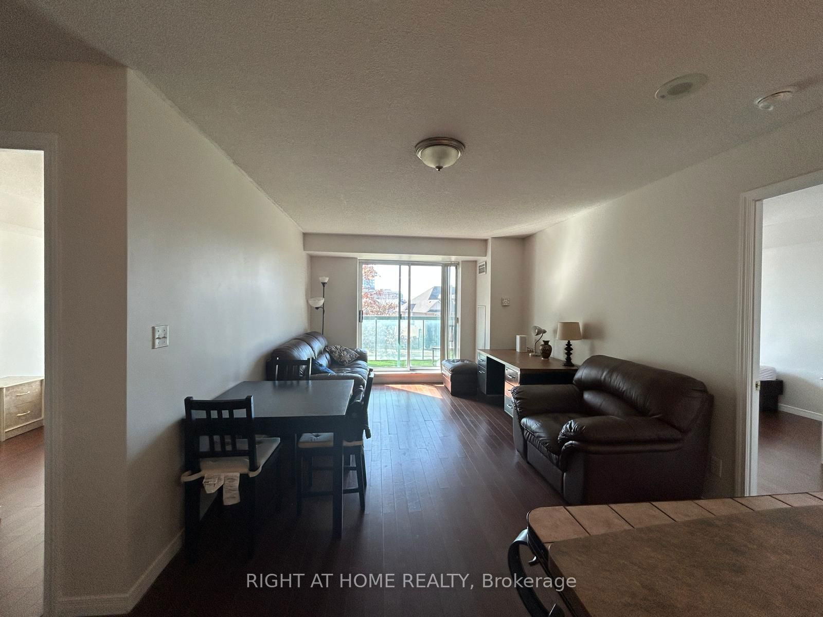 3 Ellesmere St, unit 215 for rent - image #1