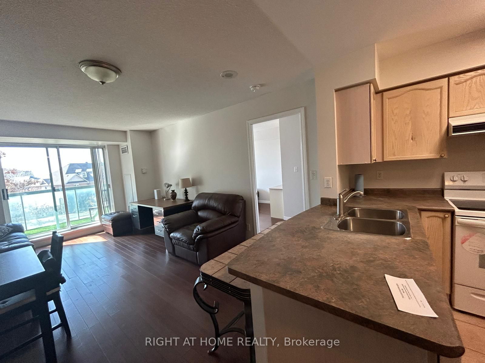 3 Ellesmere St, unit 215 for rent - image #2