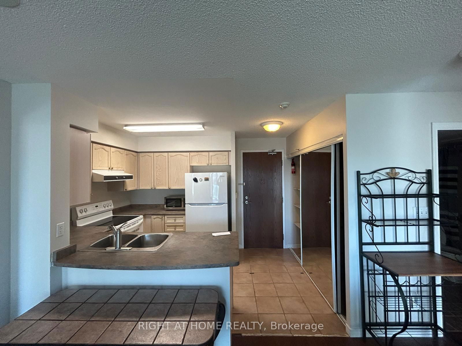 3 Ellesmere St, unit 215 for rent - image #3