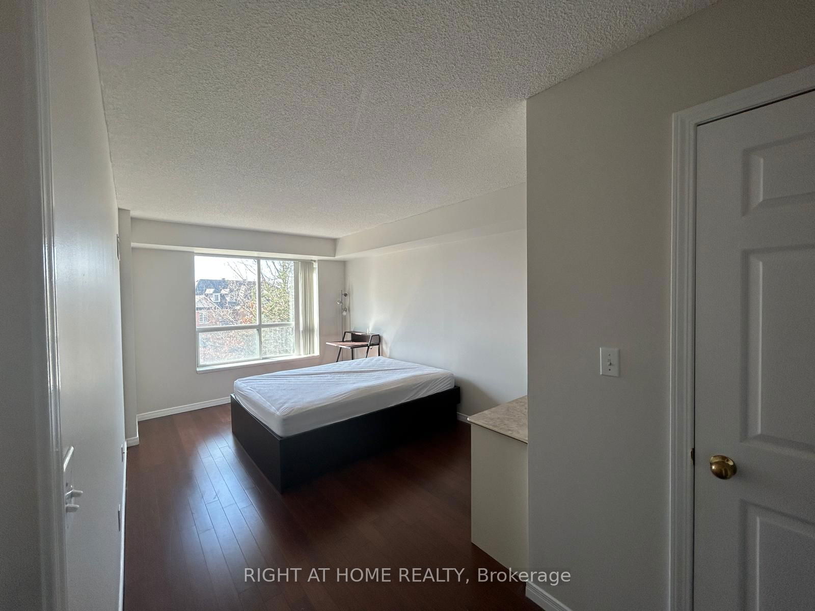 3 Ellesmere St, unit 215 for rent - image #4