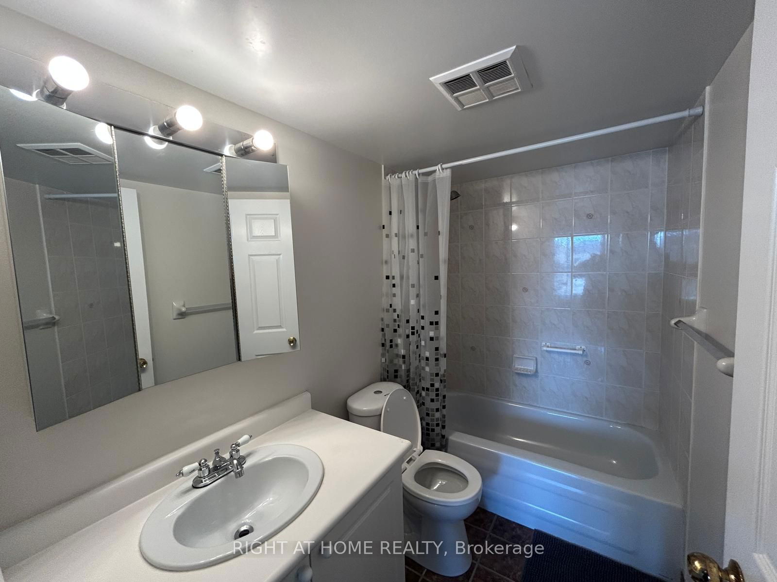 3 Ellesmere St, unit 215 for rent - image #6