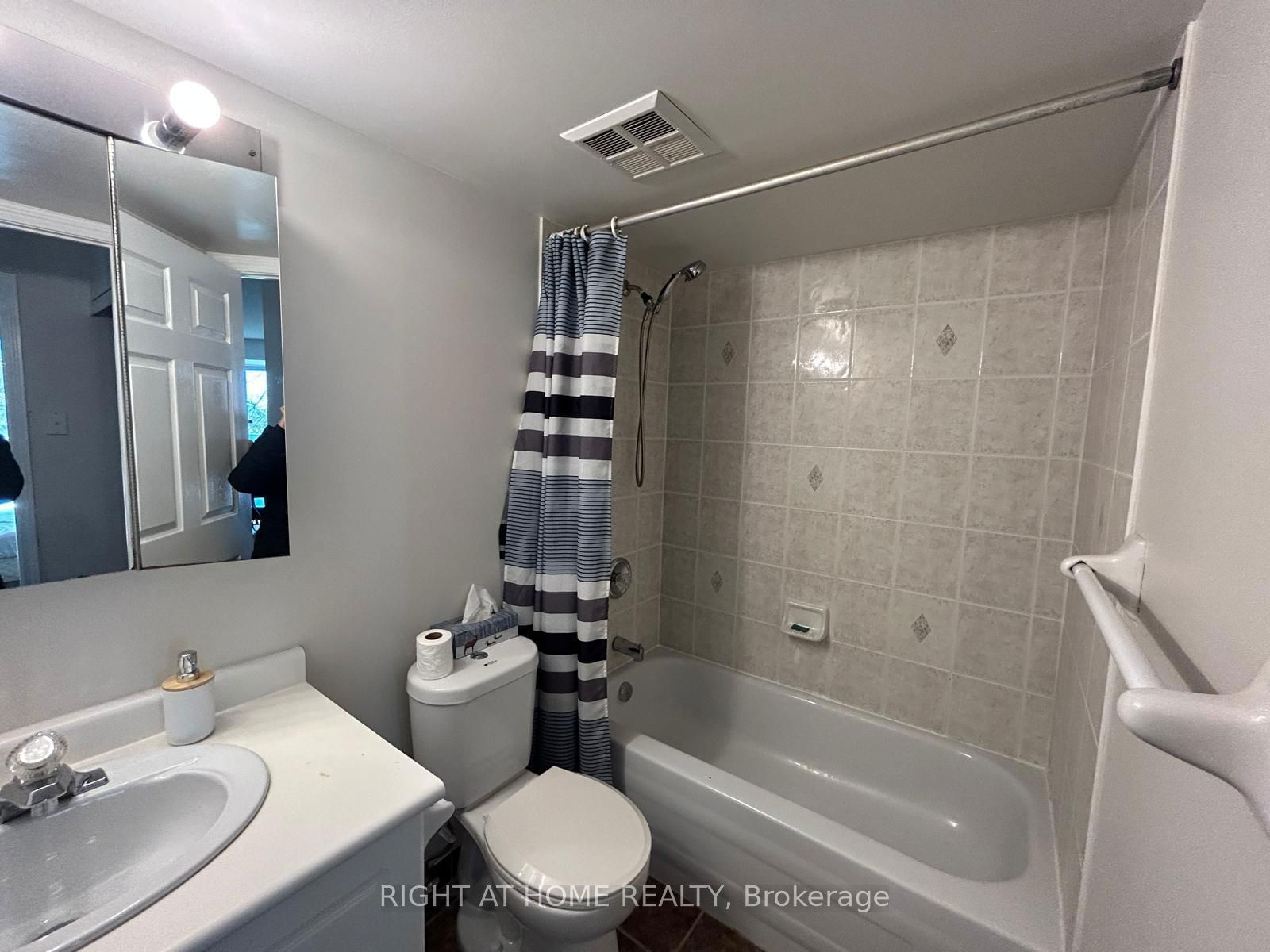 3 Ellesmere St, unit 215 for rent - image #8