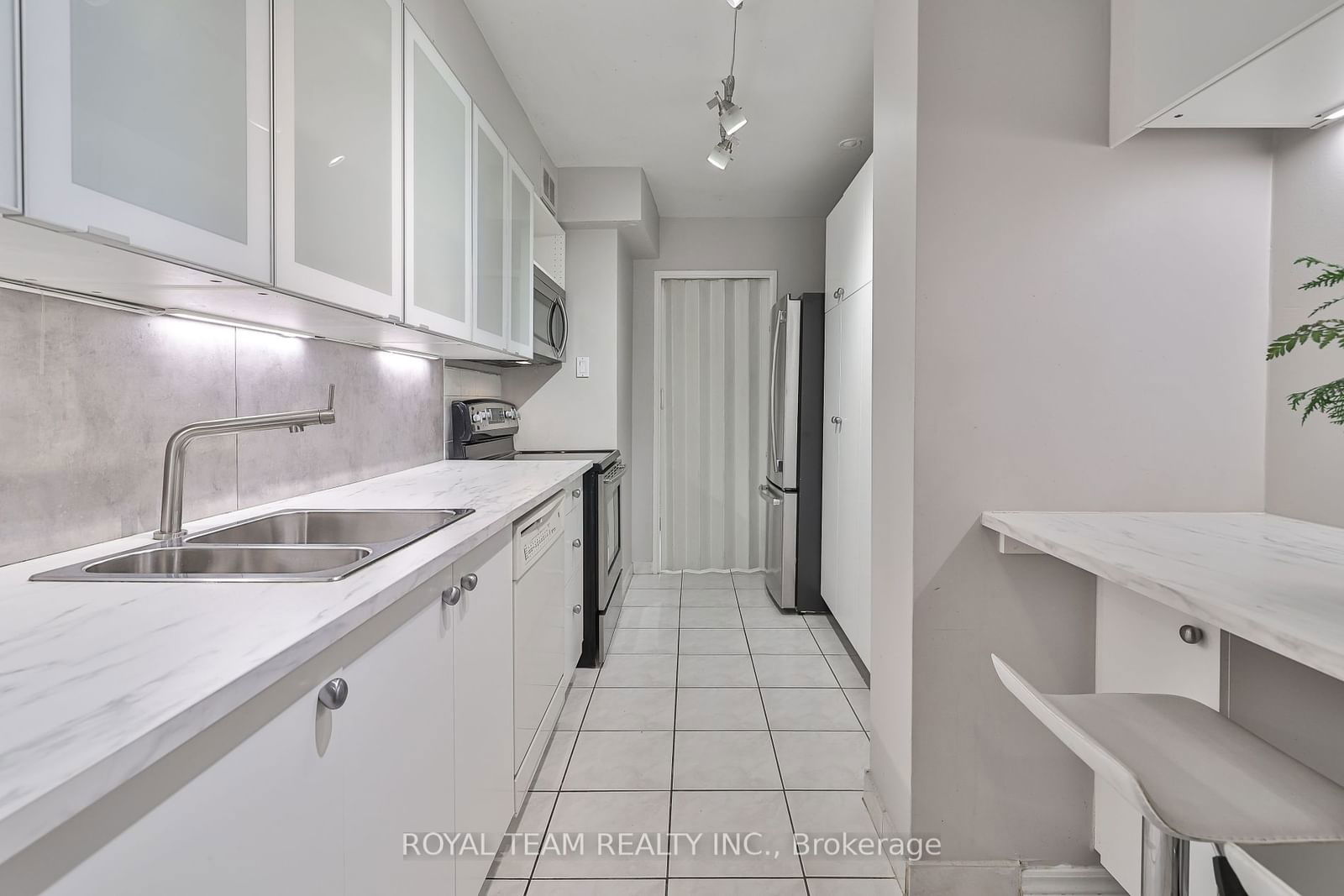 1 Royal Orchard Blvd, unit 104 for sale