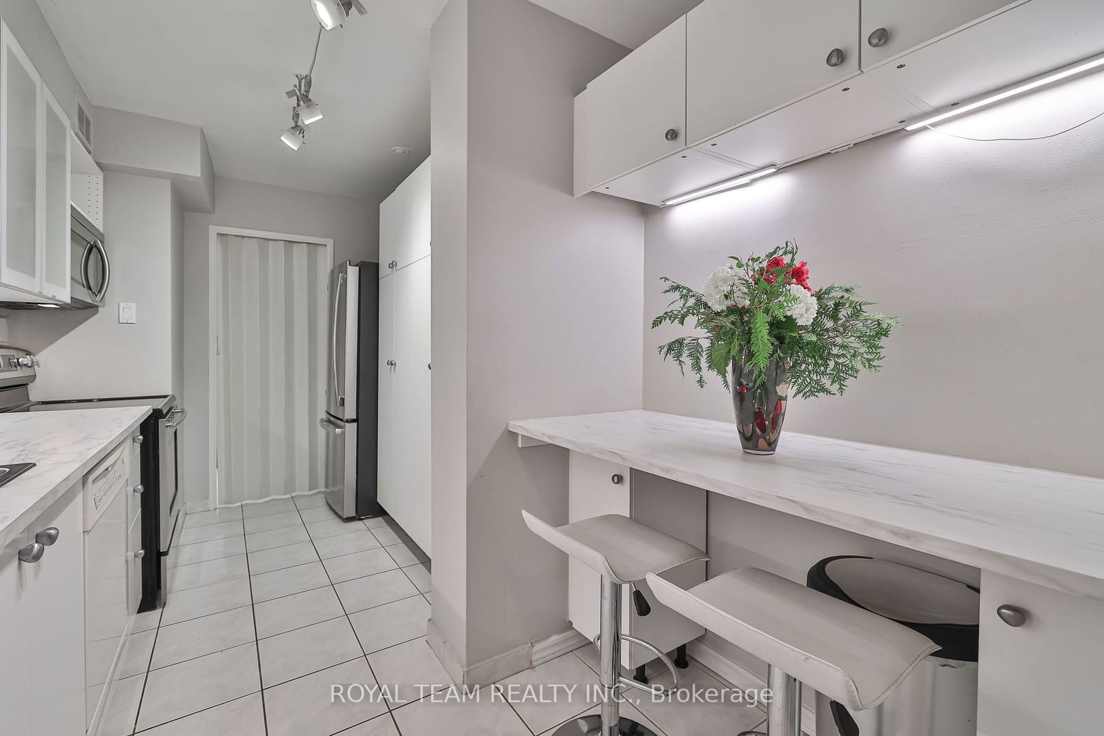 1 Royal Orchard Blvd, unit 104 for sale