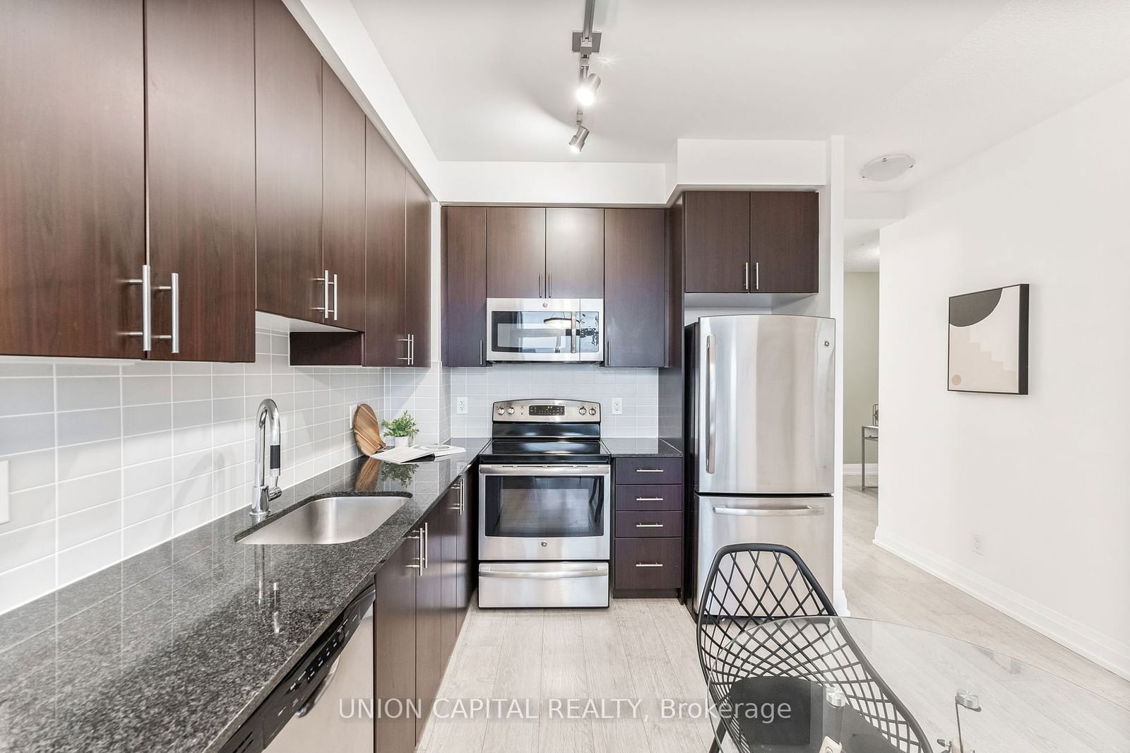 7167 Yonge St, unit 822 for sale