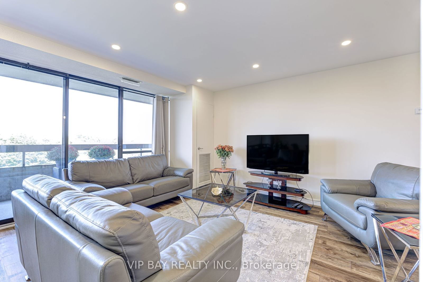 8111 Yonge St, unit 608 for sale