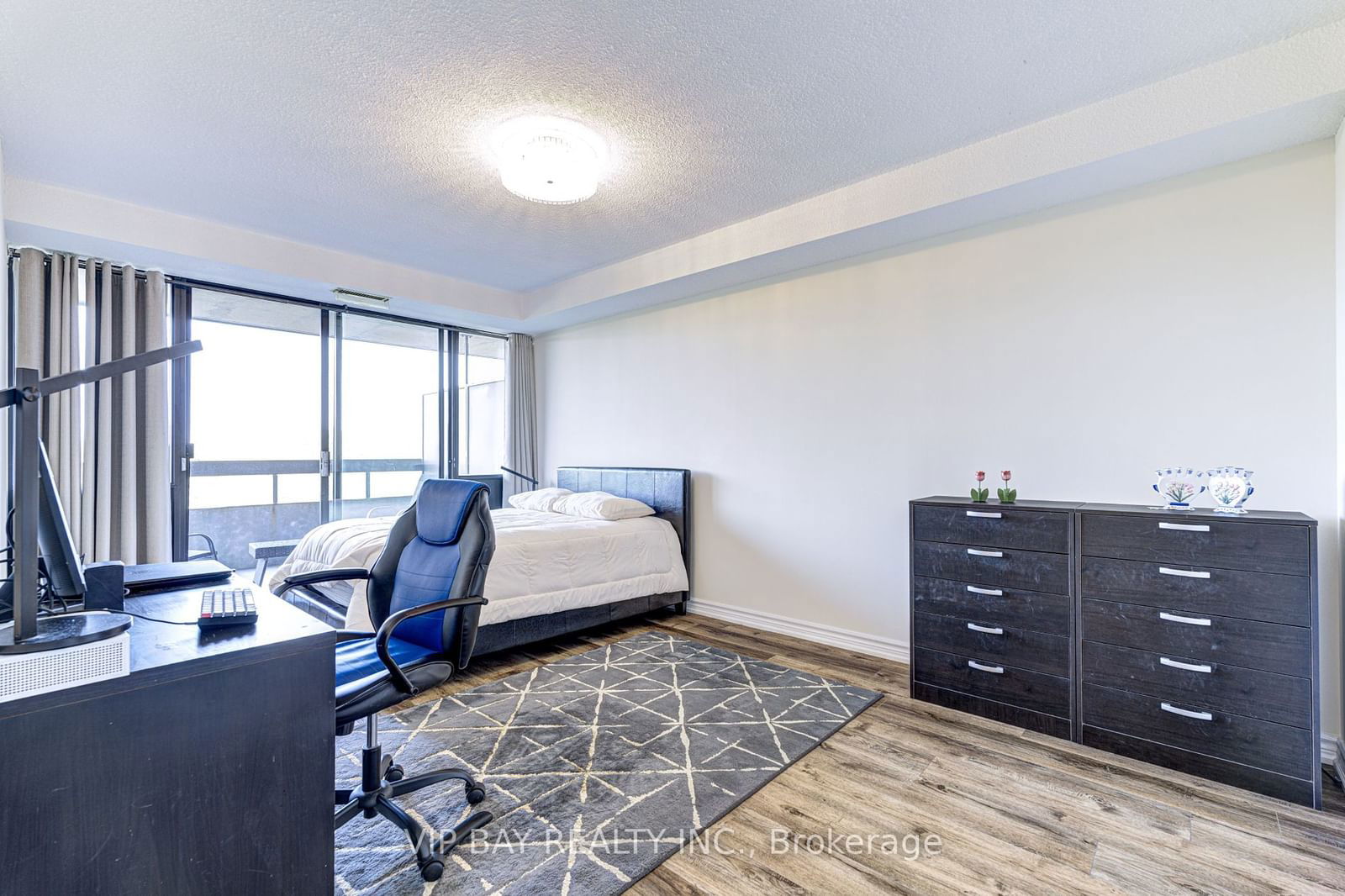 8111 Yonge St, unit 608 for sale