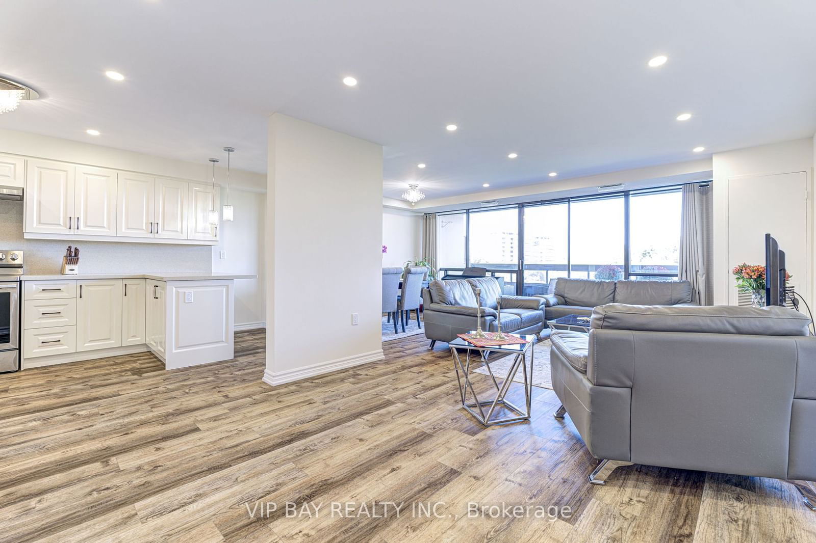 8111 Yonge St, unit 608 for sale