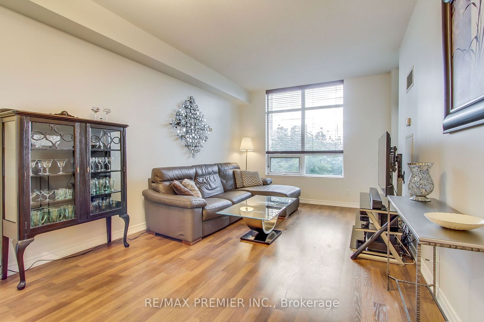 9225 Jane St, unit 303 for sale