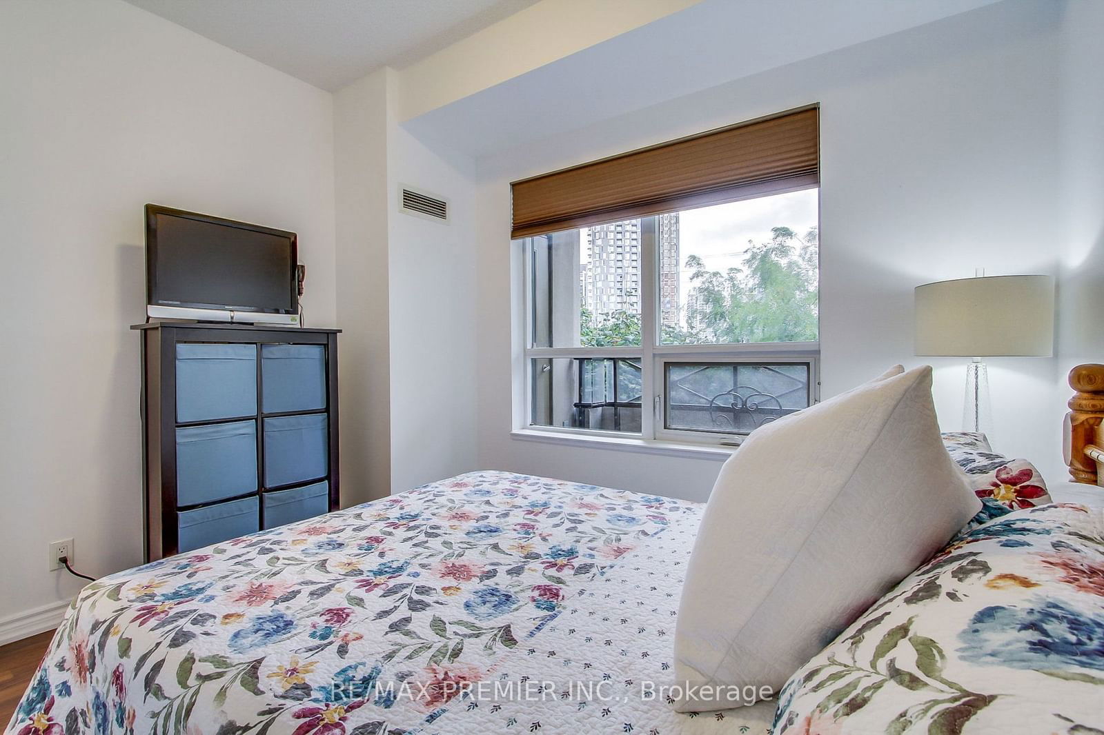 9225 Jane St, unit 303 for sale