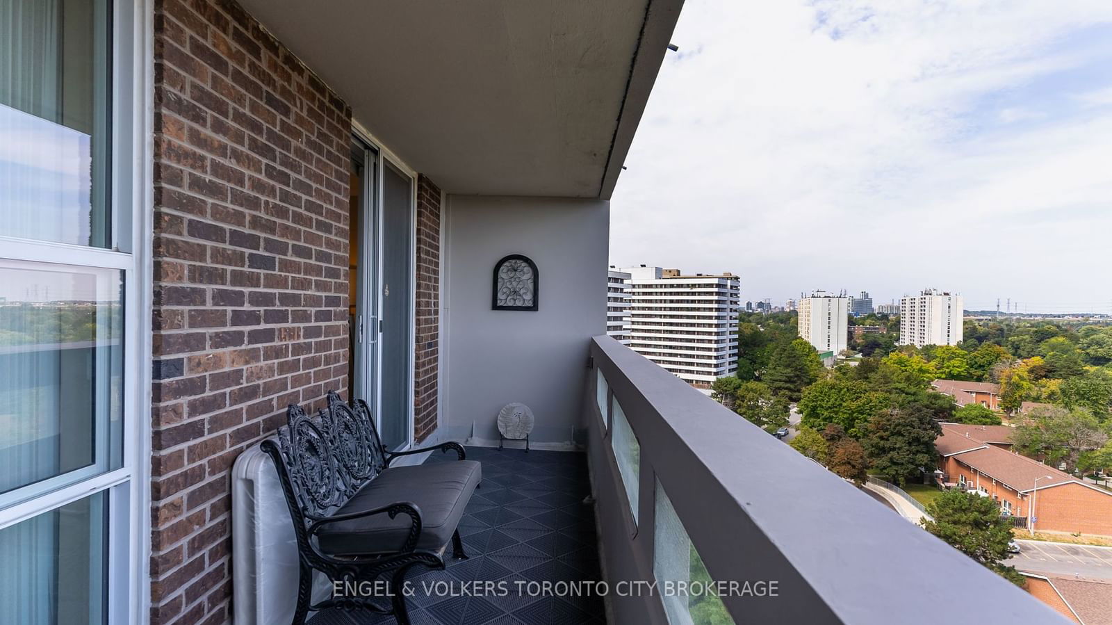 50 Inverlochy Blvd, unit 1110 for sale