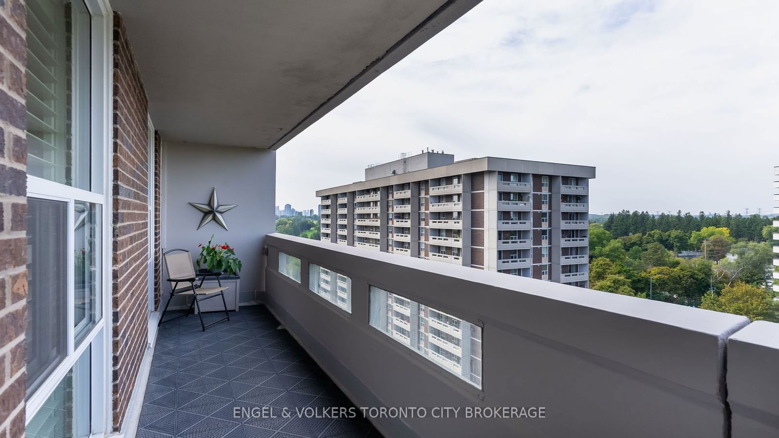 50 Inverlochy Blvd, unit 1110 for sale