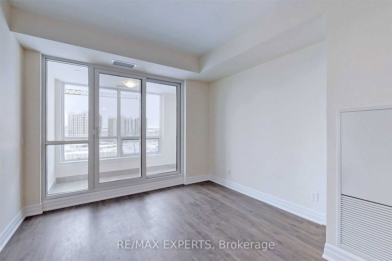 9085 jane St, unit 702 for sale