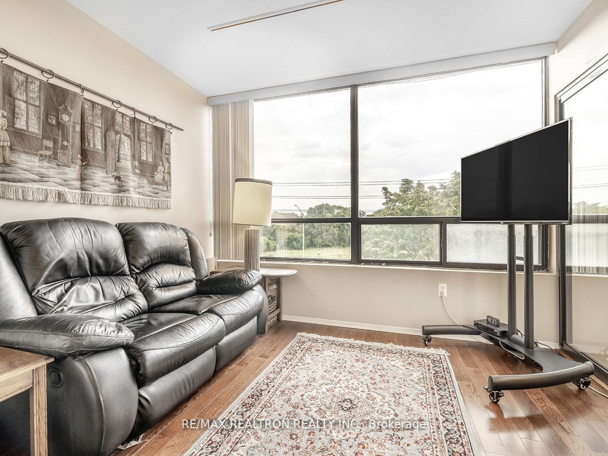 7460 Bathurst St, unit 407 for sale