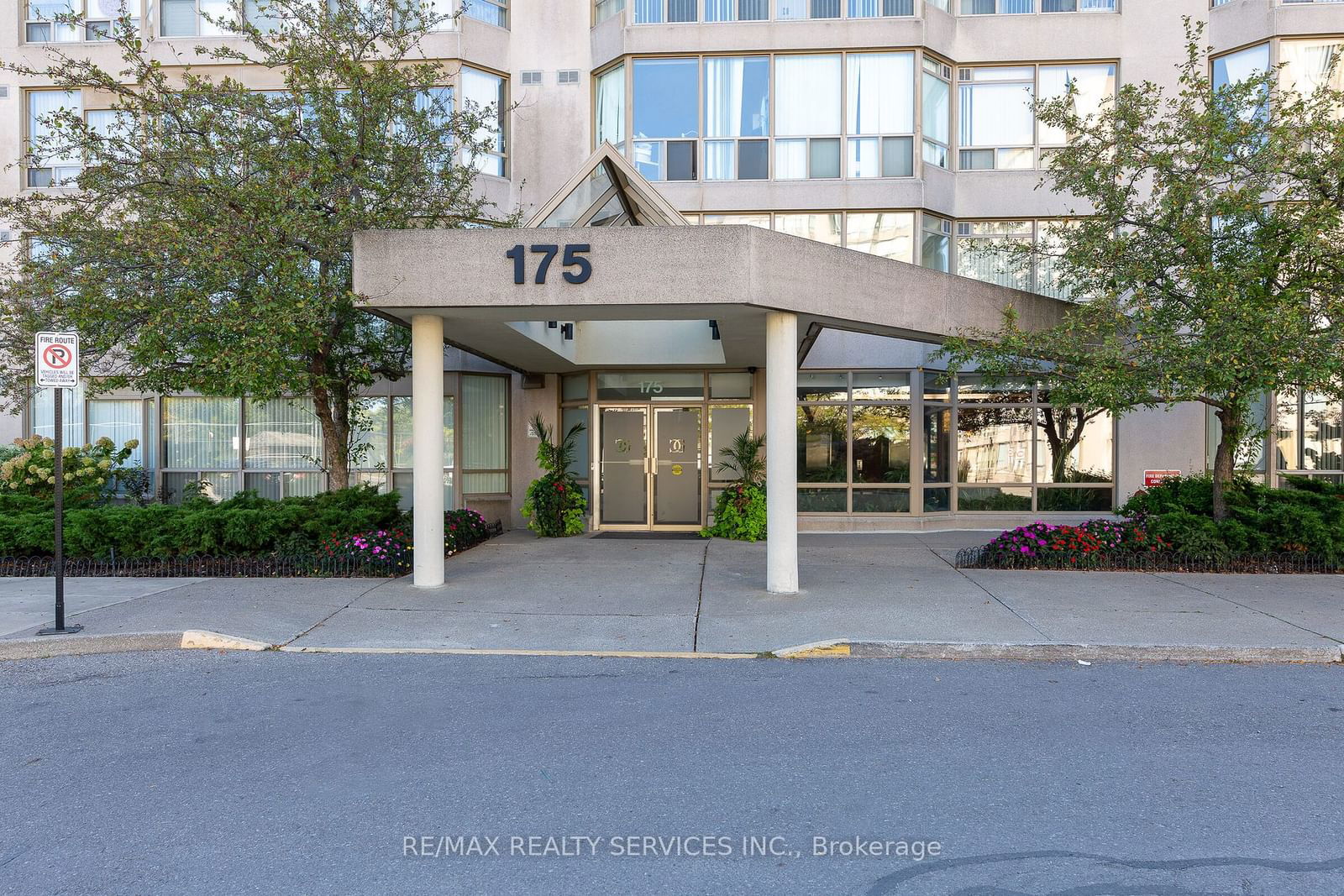 175 Cedar Ave N, unit 104 for sale