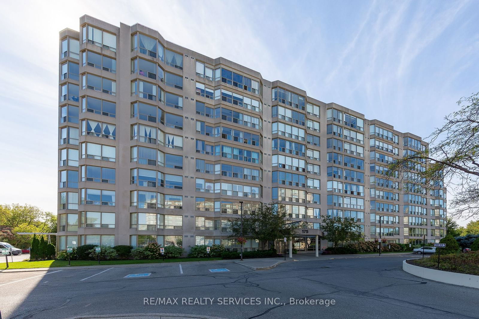 175 Cedar Ave N, unit 104 for sale